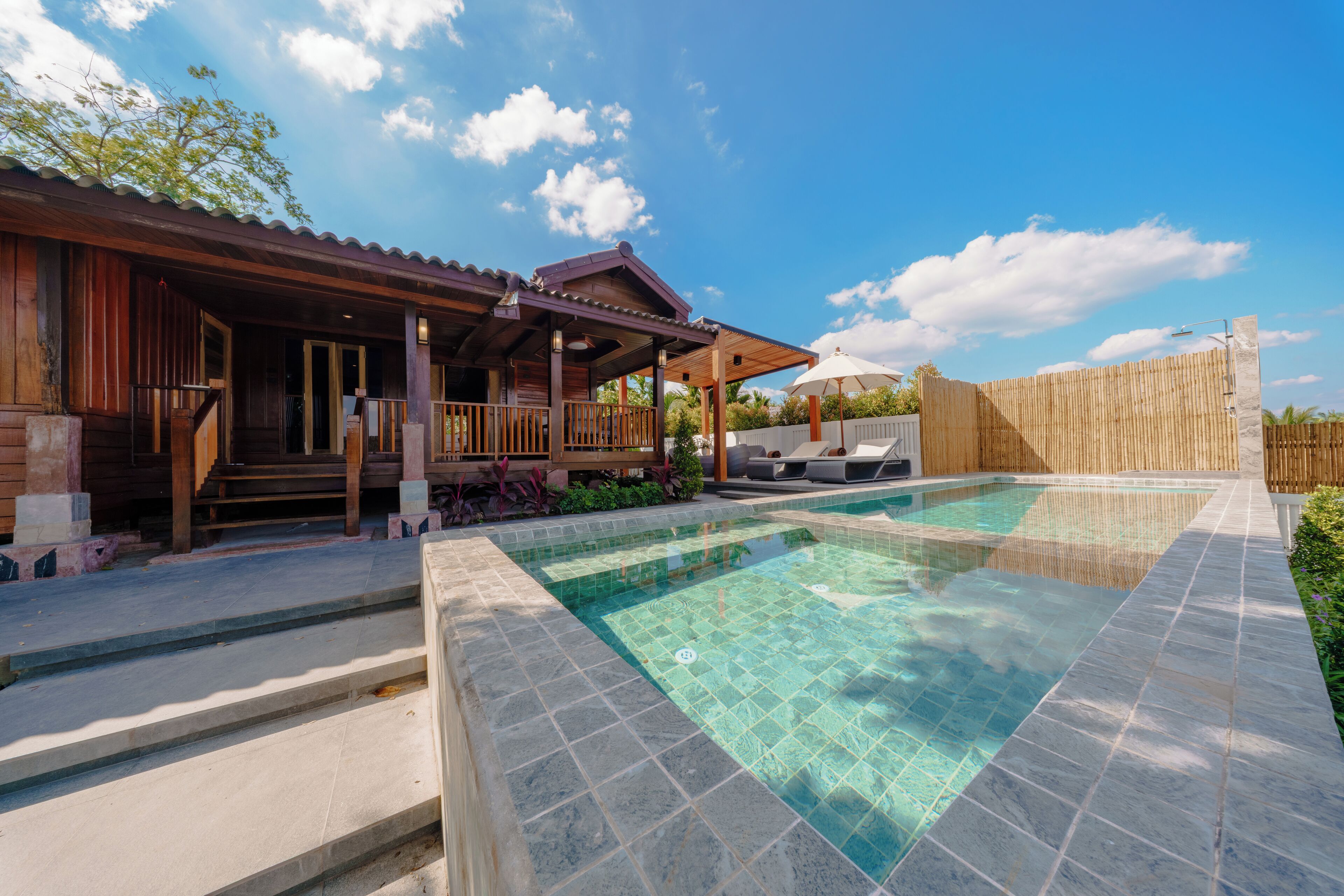 11 piscinas al aire libre, guardavidas en la propiedad