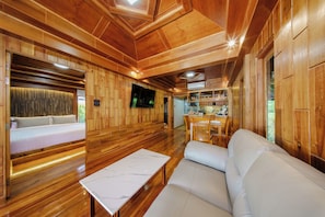 Villa Premium | Vardagsrum | 50-tums smart-tv med satellitkanaler och eldstad