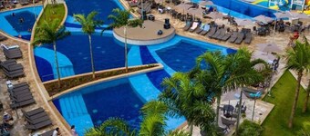 RESORT: 2 adultos e 1 criança a 4km do Thermas Lar. e a 3km do Hot Beach