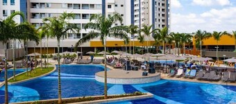 RESORT: 2 adultos e 1 criança a 4km do Thermas Lar. e a 3km do Hot Beach