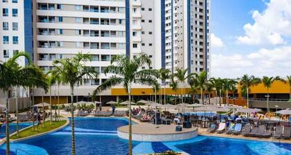 RESORT: 2 adultos e 1 criança a 4km do Thermas Lar. e a 3km do Hot Beach