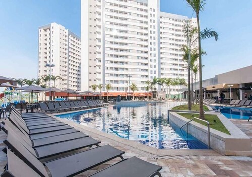 RESORT: 2 adultos e 1 criança a 4km do Thermas Lar. e a 3km do Hot Beach