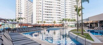 RESORT: 2 adultos e 1 criança a 4km do Thermas Lar. e a 3km do Hot Beach