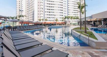 RESORT: 2 adultos e 1 criança a 4km do Thermas Lar. e a 3km do Hot Beach