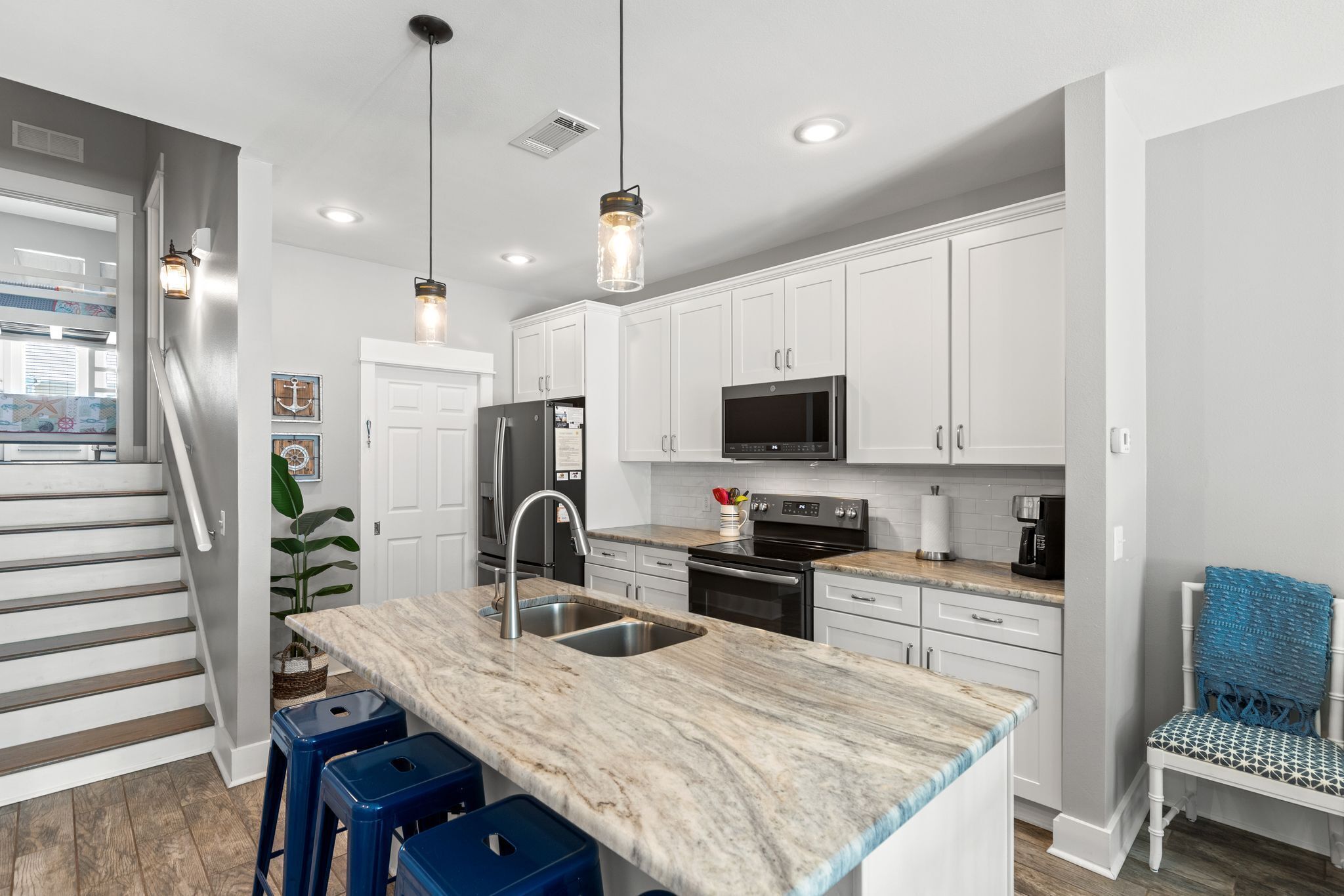 Réfrigérateur, four à micro-ondes, un four, surface de cuisson