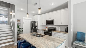 Réfrigérateur, four à micro-ondes, un four, surface de cuisson