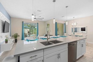 Køleskab, mikrobølgeovn, ovn, kogeplade