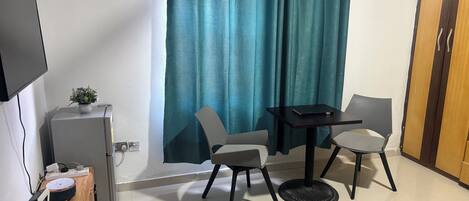 Deluxe-studiolejlighed | Skrivebord, arbejdsområde til bærbare computere, mørklægningsgardiner