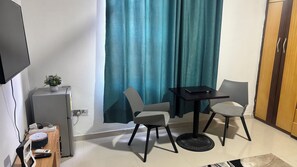 مكتب ومساحة عمل للكمبيوتر المحمول وستائر تعتيم ومكواة/لوح كي