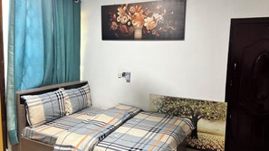 Deluxe Studio | Desk, laptop workspace, blackout drapes, iron/ironing board - CRL3 (Tema)