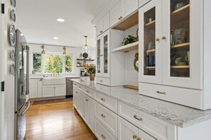 ثلاجة، ميكروويف، فرن، غسالة أطباق