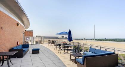 DTSS LuxePad 2B2B with Rooftop Pool DC View Lounge