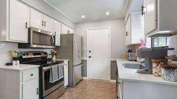 Bungalow, Patio, Garden View | Private kitchen