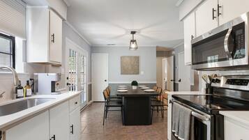 Bungalow, Patio, Garden View | Private kitchen