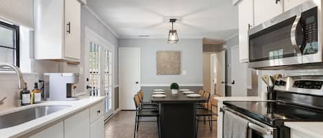 Bungalow, patio, vista al jardín | Cocina privada