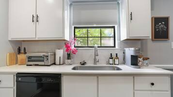 Bungalow, Patio, Garden View | Private kitchen