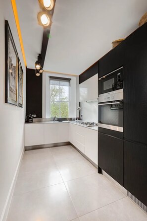 Coffee/tea maker, cookware/dishes/utensils - Cadogan Squre-2 Bedroom (London)