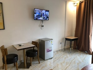 Chambre Double Deluxe, balcon, vue ville | Coin séjour | Écrans d'ordinateur
