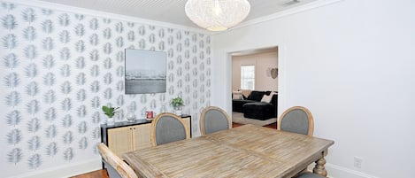 Bungalow, Patio, Courtyard View | Dining room