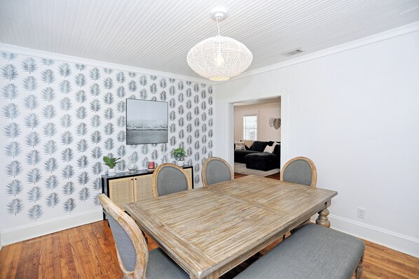 Bungalow, Patio, Courtyard View | Dining room