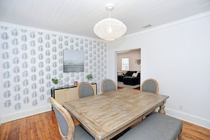 Bungalow, Patio, Courtyard View | Dining room