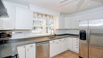 Bungalow, Patio, Courtyard View | Private kitchen