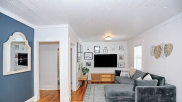 ๋์งํธ ์ฑ๋ ์์ฒญ์ด ๊ฐ๋ฅํ 50์ธ์น ์ค๋งํธ TV, ๋ทํ๋ฆญ์ค, ํ๋ฃจ