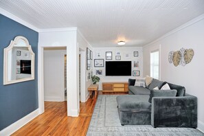 50-英寸智能电视（配备数码频道）、Netflix、Hulu