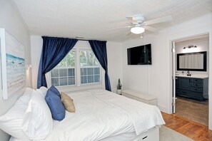Bungalow, patio, vista al patio | Tabla de planchar con plancha, wifi gratis y ropa de cama 