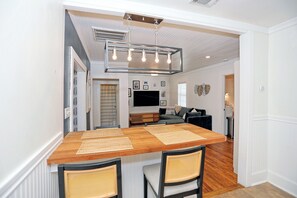 Bungalow, Patio, Courtyard View | Private kitchen | Coffee/tea maker - 3403 Bannon (Savannah)