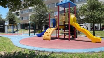 Tempat bermain anak - outdoor