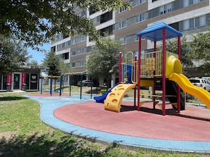 Kawasan main kanak-kanak – terbuka