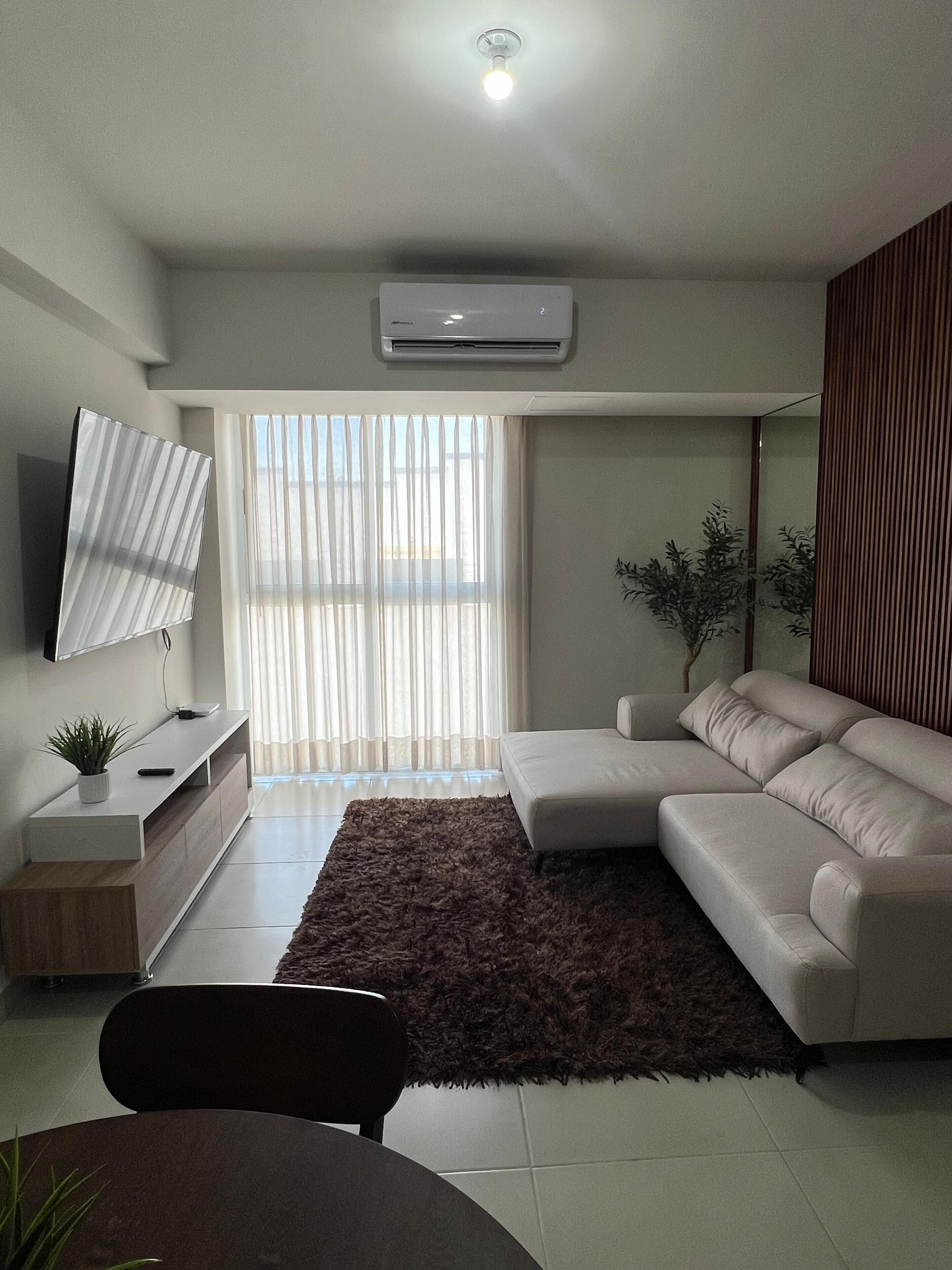 Departamento Deluxe | Área de sala de estar | Smart TV de 18 pulgadas con canales digitales 