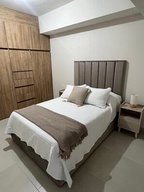 Deluxe Apartment | Individually decorated, individually furnished, desk, laptop workspace