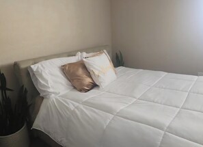 1 habitación, tabla de planchar con plancha, wifi y ropa de cama 
