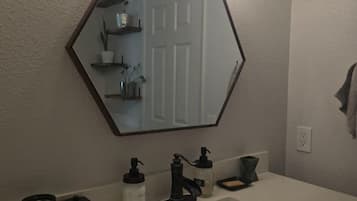 Hiustenkuivaaja, pyyhkeet, saippua, vessapaperi