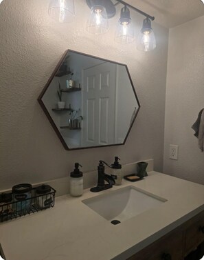 Een haardroger, handdoeken, zeep, toiletpapier