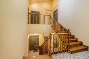 Staircase - Eclectic Violet - LoftAffair (Kraków)