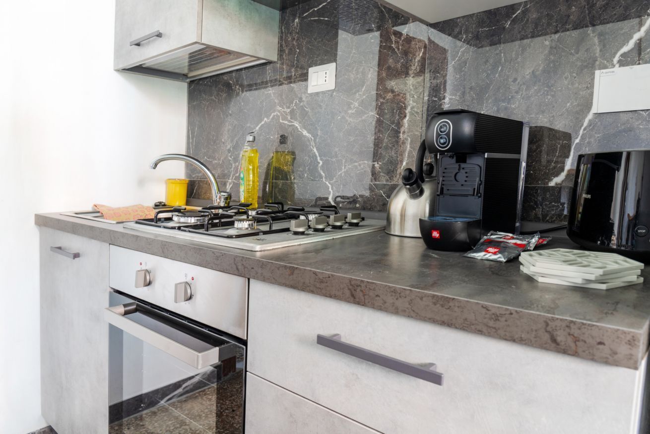 Kühlschrank, Mikrowelle, Ofen, Wasserkocher mit Kaffee-/Teezubehör