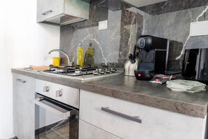 Kühlschrank, Mikrowelle, Ofen, Wasserkocher mit Kaffee-/Teezubehör