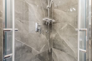 Dusche, Haartrockner, Bidet, Handtücher