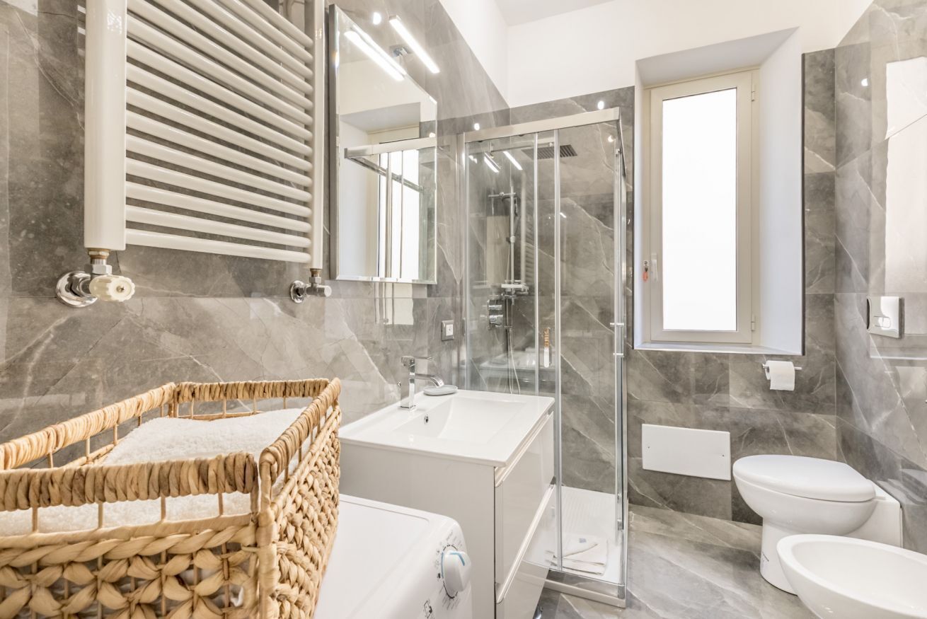 Douche, sèche-cheveux, bidet, serviettes fournies