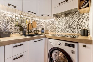 Kühlschrank, Mikrowelle, Herdplatte, Wasserkocher mit Kaffee-/Teezubehör