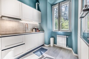 Wasserkocher mit Kaffee-/Teezubehör, Kühlschrank, Mikrowelle, Ofen