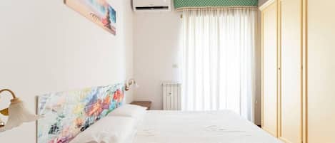 2 habitaciones, escritorio, tabla de planchar con plancha y wifi gratis