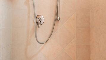 Dusche, Haartrockner, Bidet, Handtücher