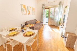 TV - [Apartamento Marconi con terraza] A 30 minutos del Coliseo (Roma)