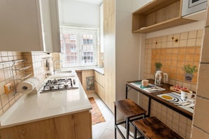 Fridge, microwave, oven, stovetop - [Apartamento Marconi con terraza] A 30 minutos del Coliseo (Roma)