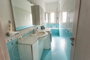 Séchoir à cheveux, bidet, serviettes fournies, savon