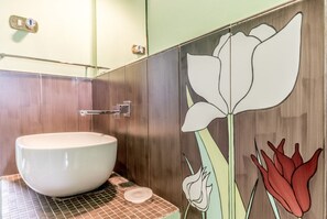 Shower, bidet, towels, shampoo